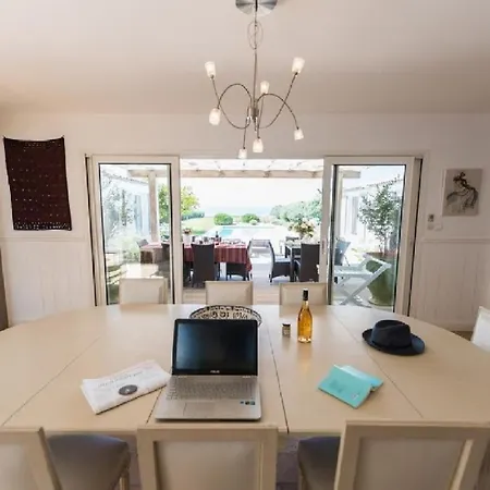 Charmant Sur Front De Mer Avec Piscine